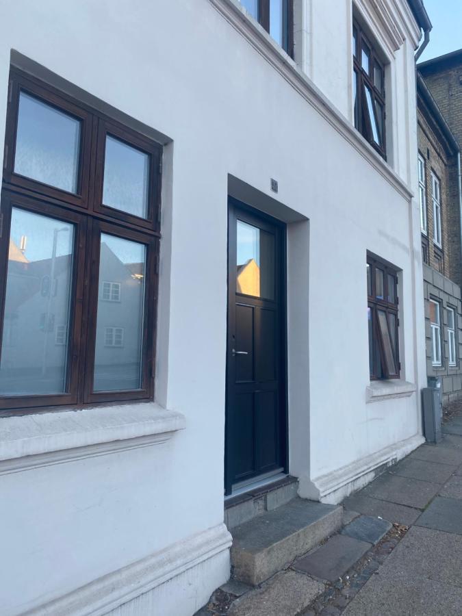 En Lille Hel Lejlighed I Midtbyen - Centralt, Hyggelig Og Taet Pa Alt! แรนเดอร์ส ภายนอก รูปภาพ